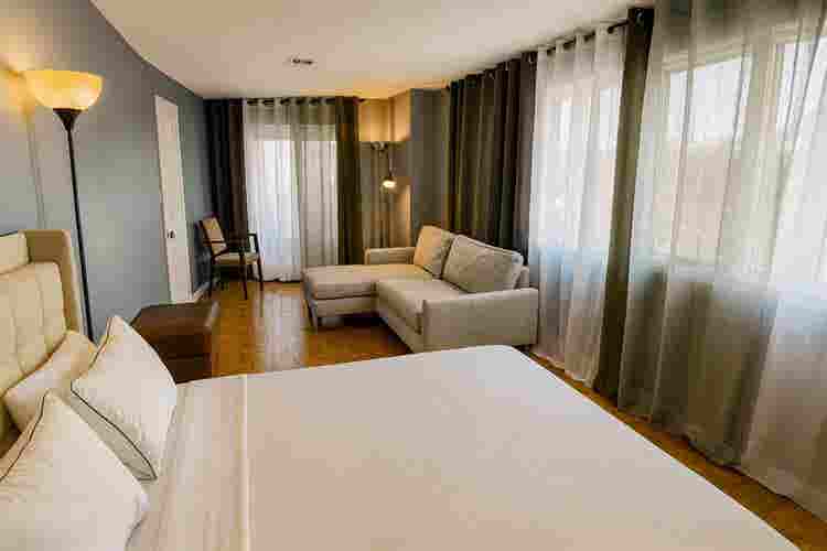 Spacious Room w/ Balcony & Garage