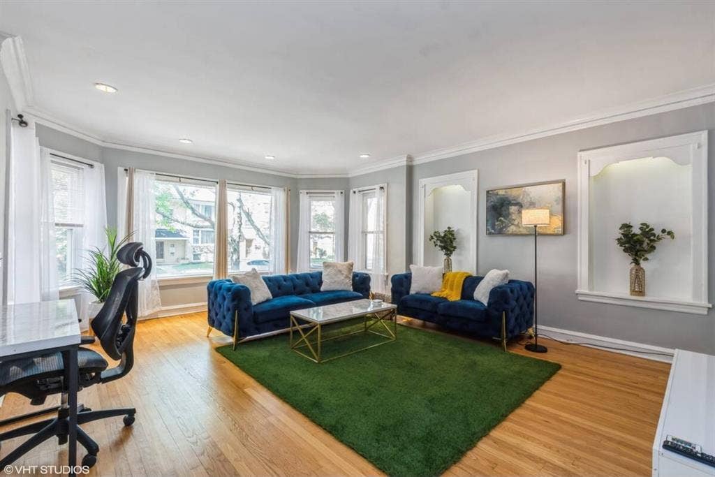 Own room clean place pool table