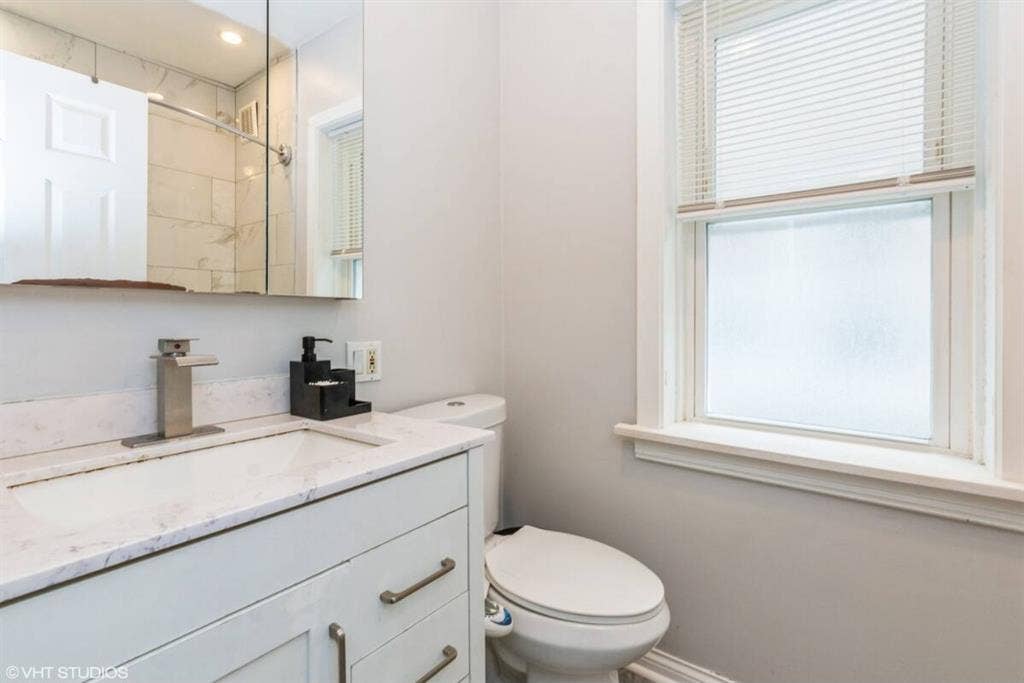 Own room clean place pool table