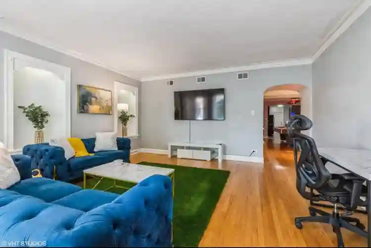 Own room clean place pool table