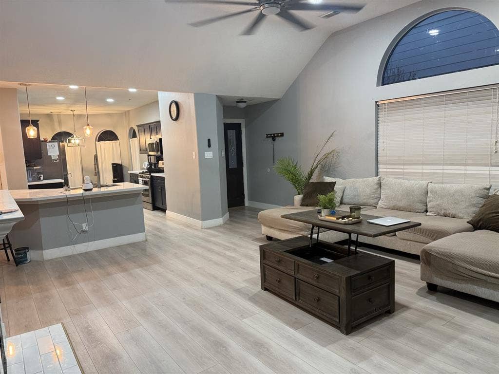 Master bedroom Utilities included!