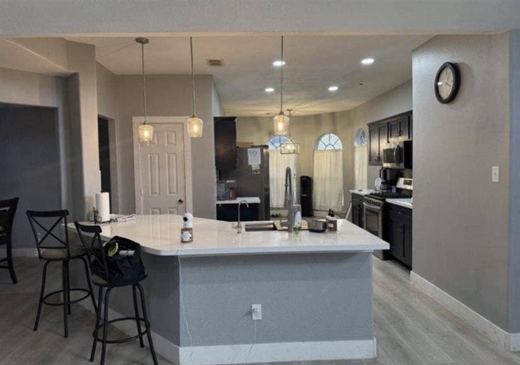 Master bedroom Utilities included!