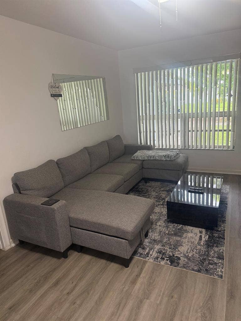 2 BR in Hollywood
