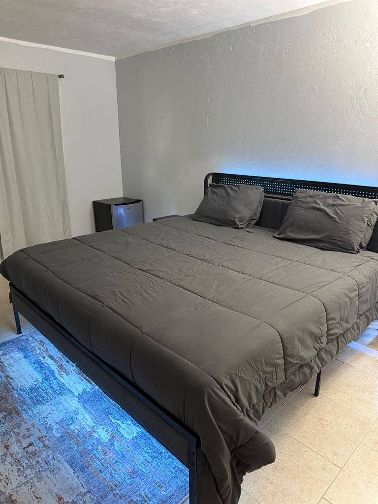 2 BR in Hollywood