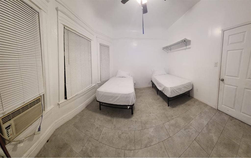 ROOM FOR RENT DTLA