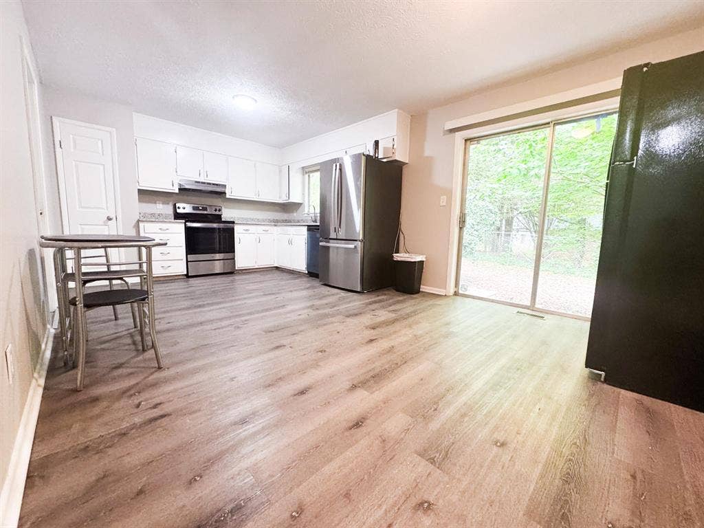 6 BR in Riverdale