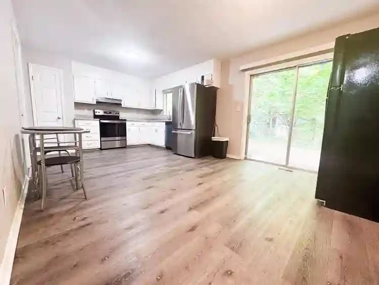 6 BR in Riverdale