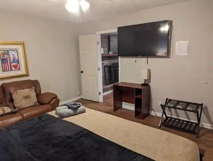 8 BR in College Park