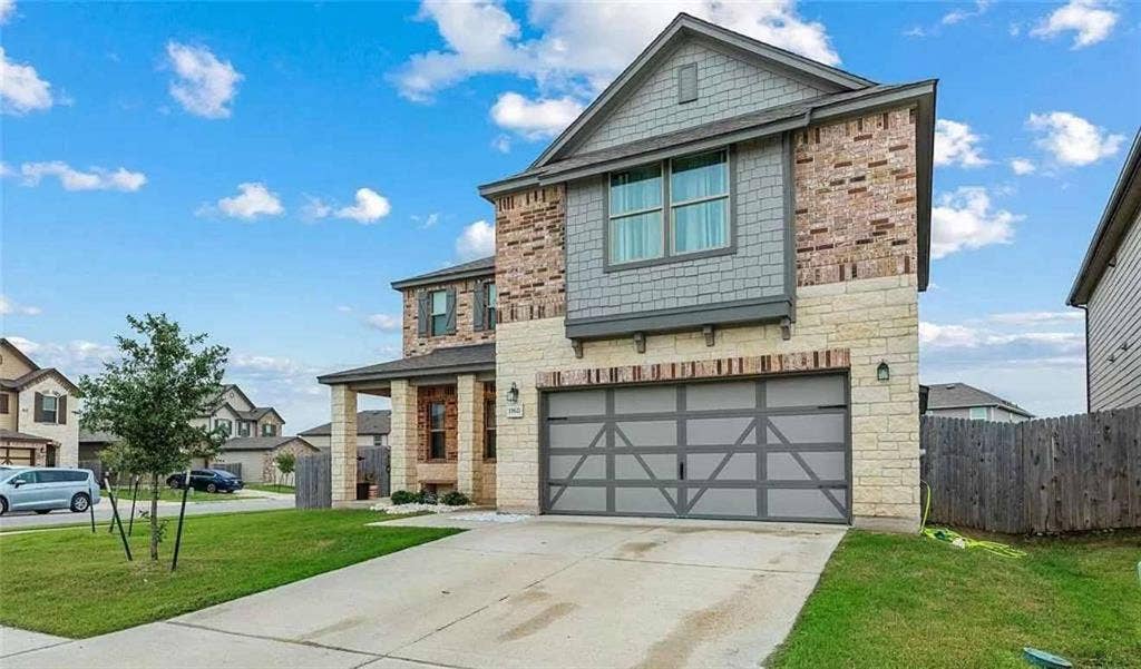 6 BR in Manor