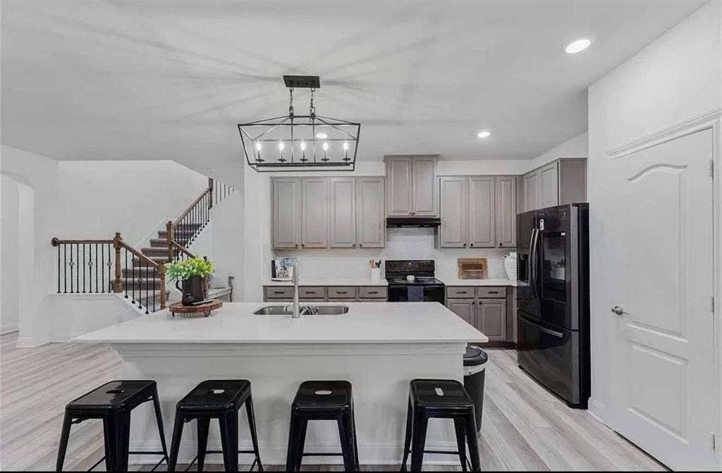 6 BR in Manor