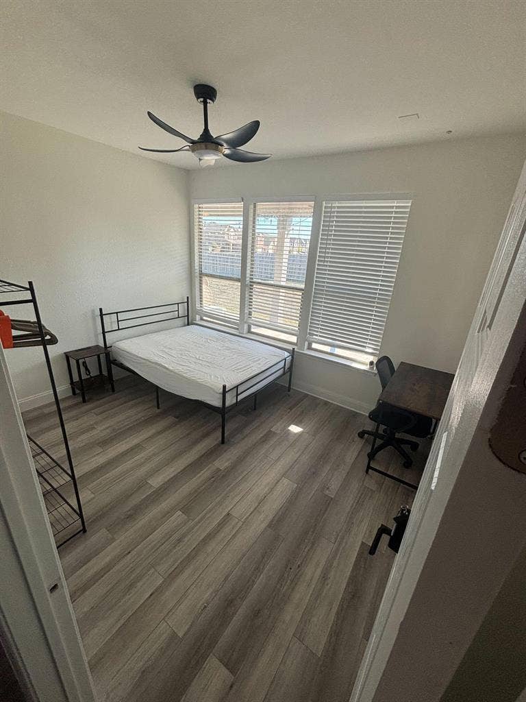 6 BR in Manor