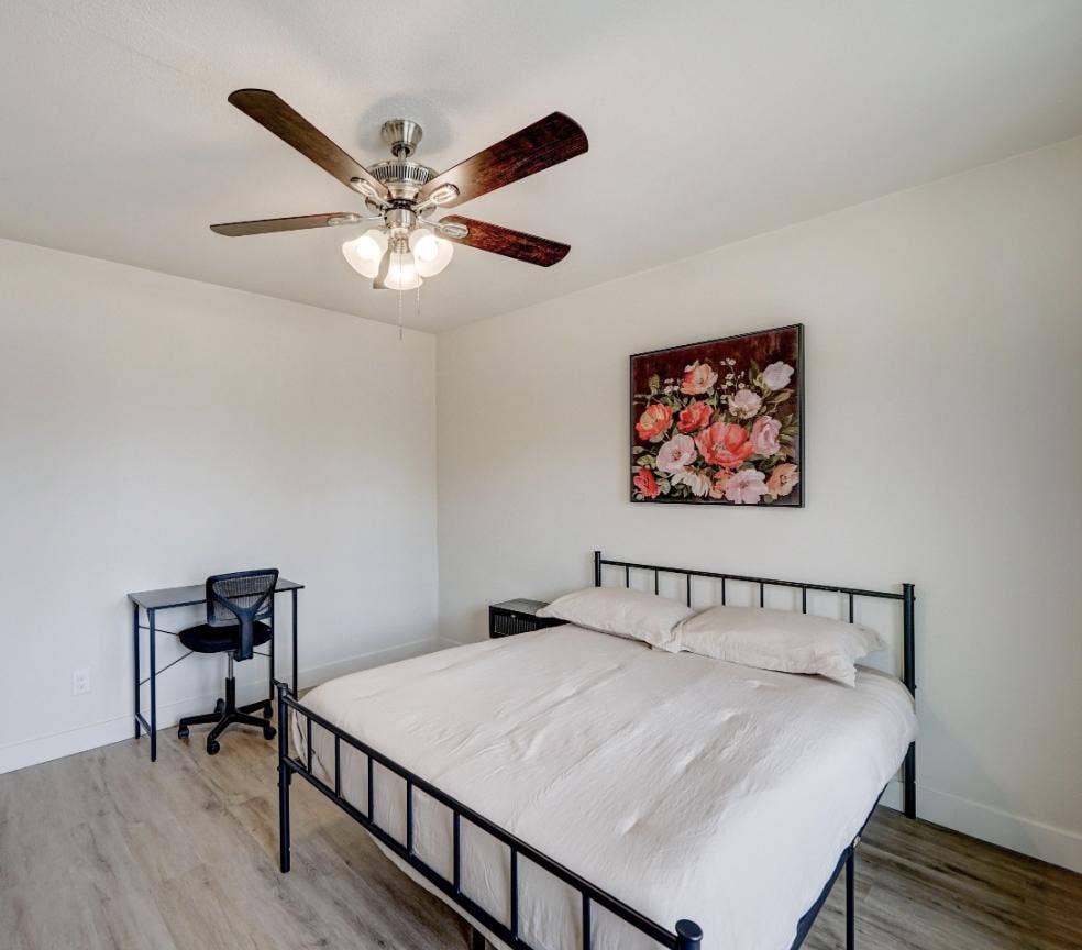 6 BR in Manor
