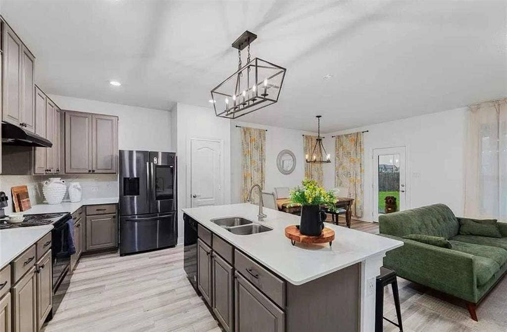 6 BR in Manor