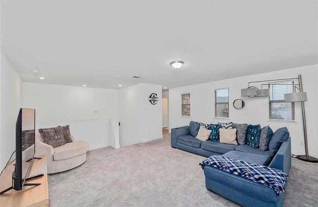 6 BR in Manor