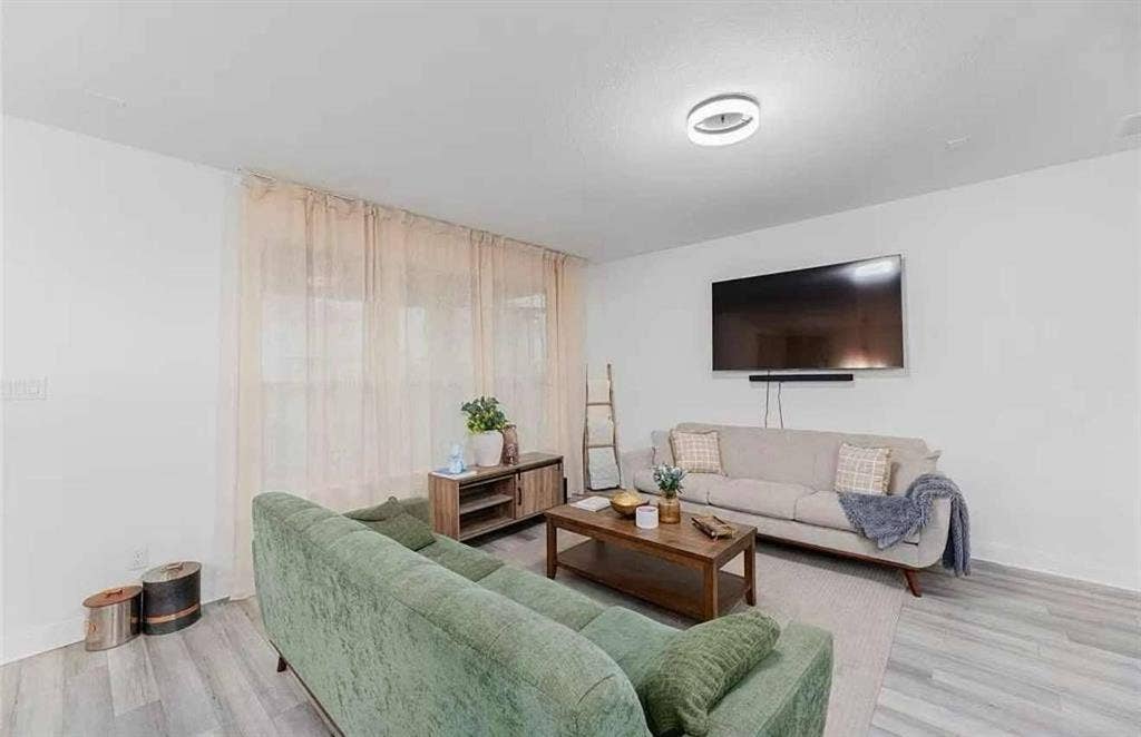 6 BR in Manor