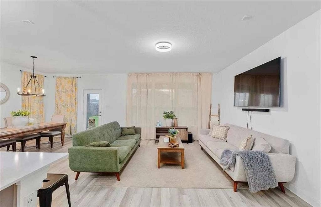6 BR in Manor