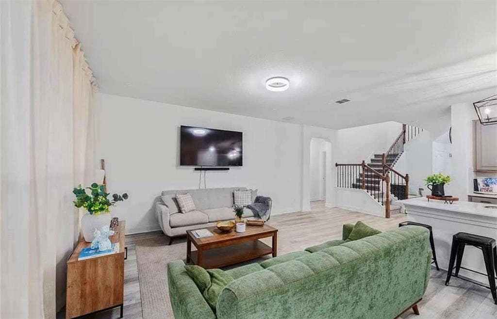 6 BR in Manor