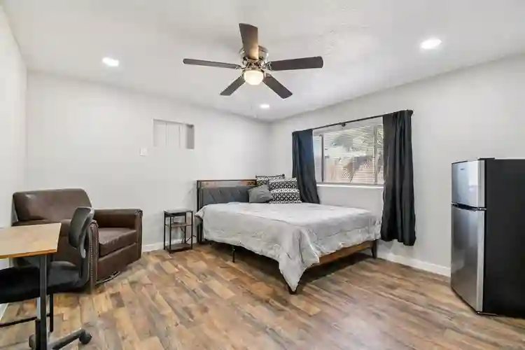 10 BR in Glendale
