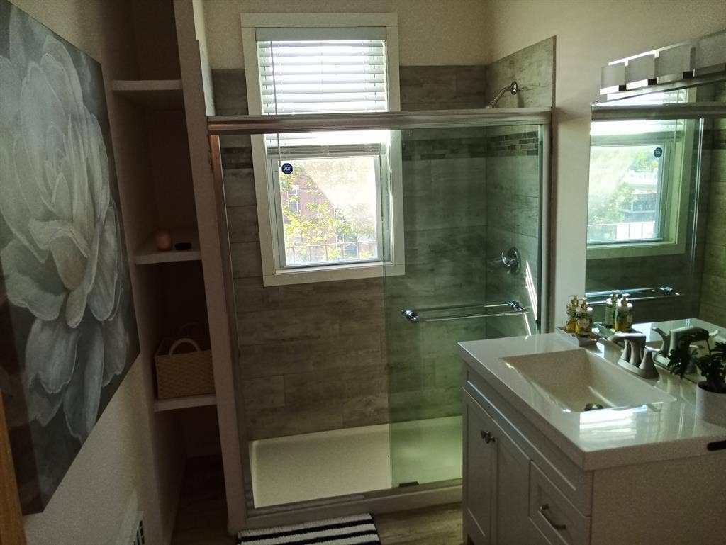 all utilities, with a view, large