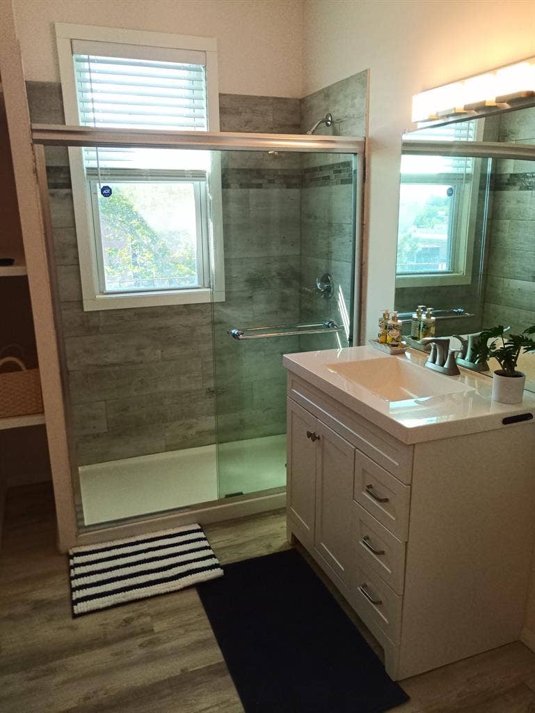 all utilities, with a view, large