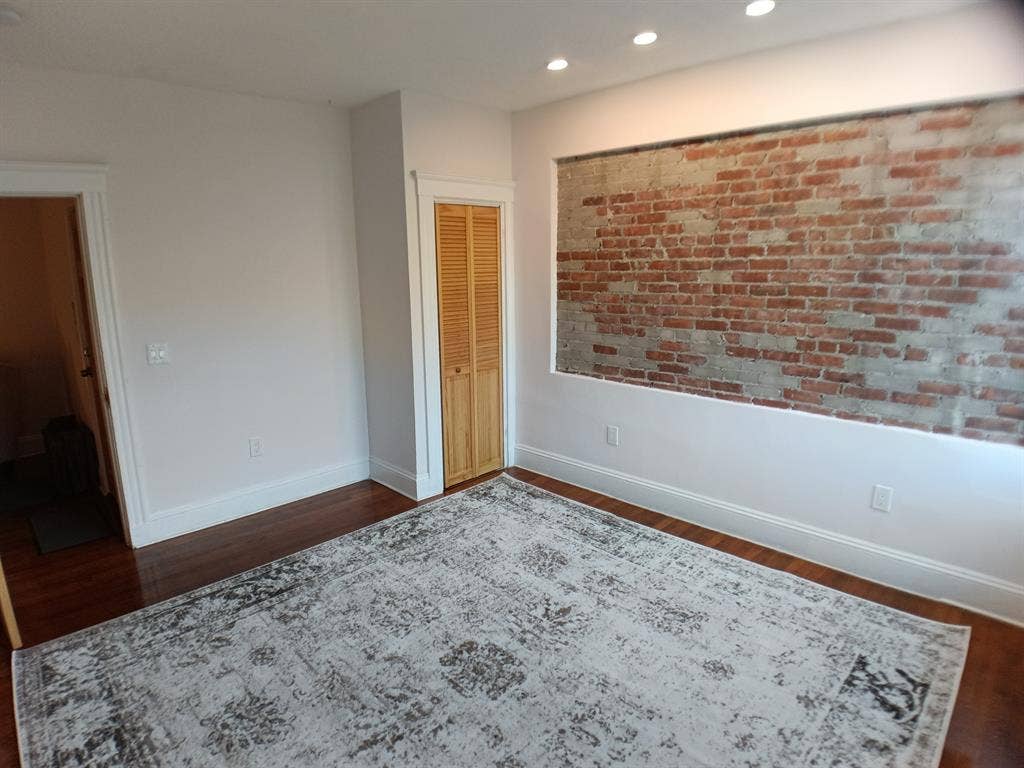 all utilities, with a view, large