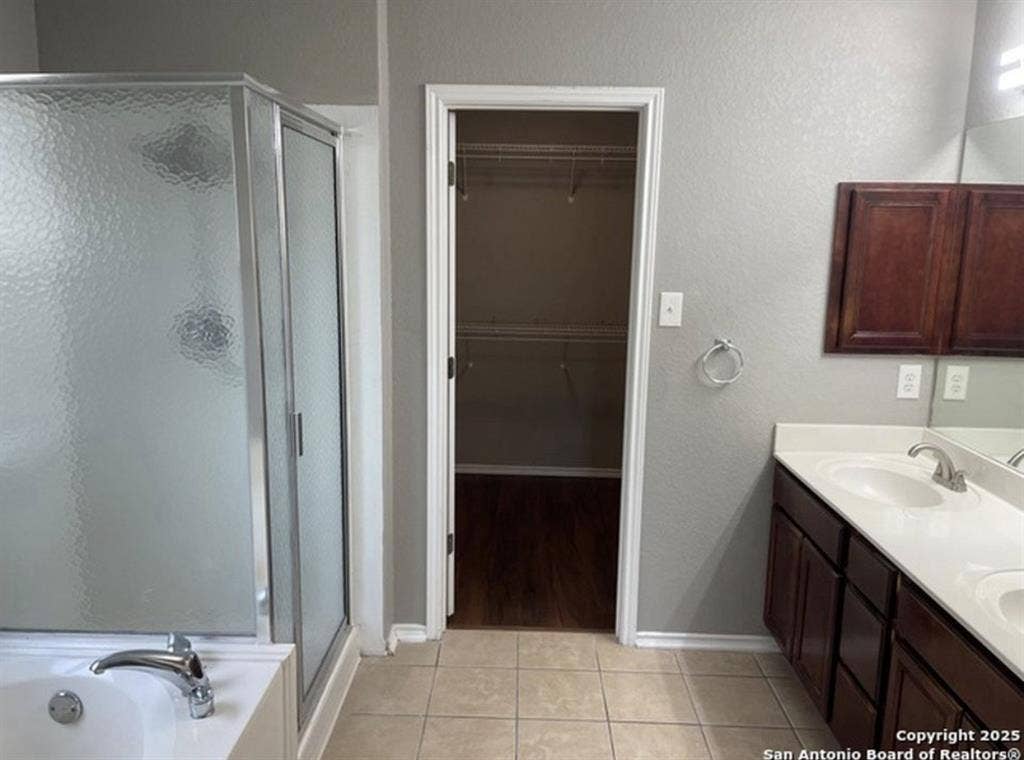 ✨ Master Bedroom for Rent ✨