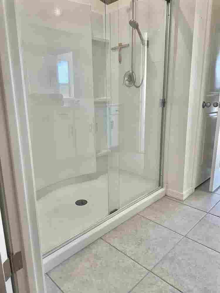 New built house, rooms for rent