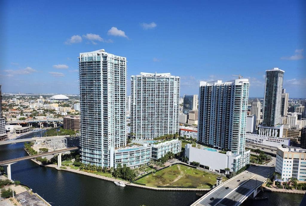 Room in Luxury building Brickell