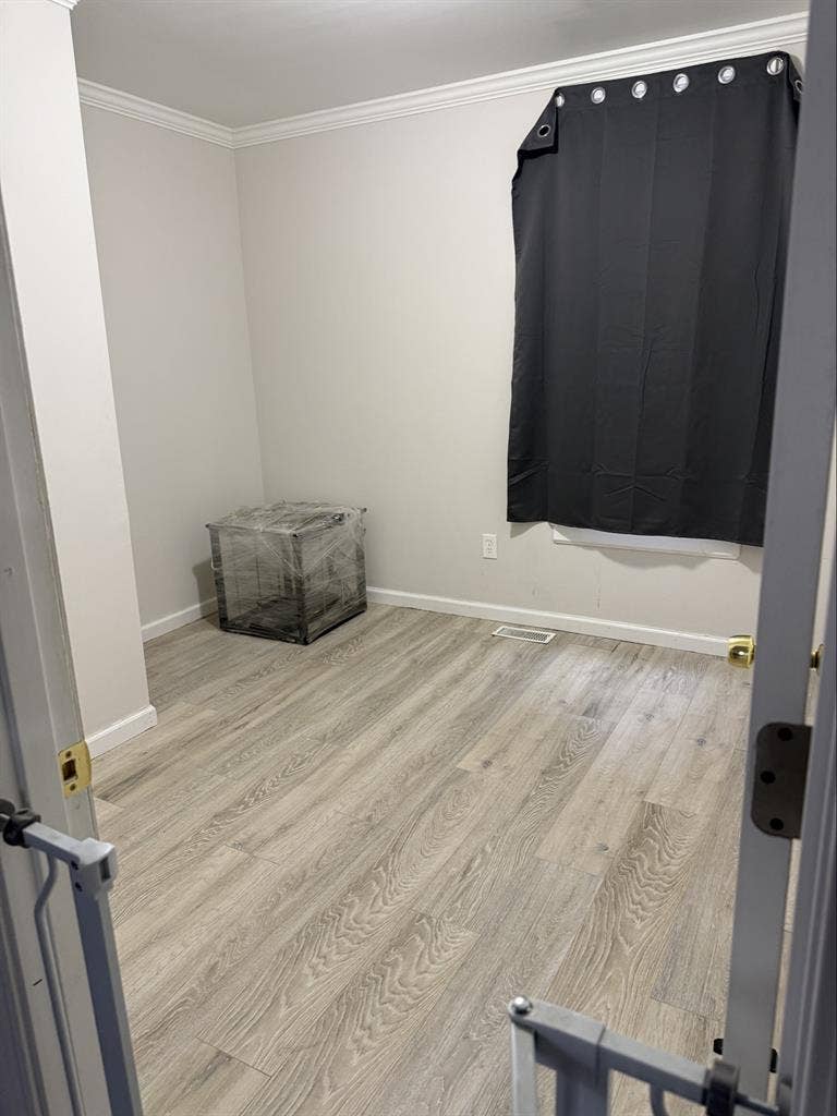 2 downstairs rooms for 1 person