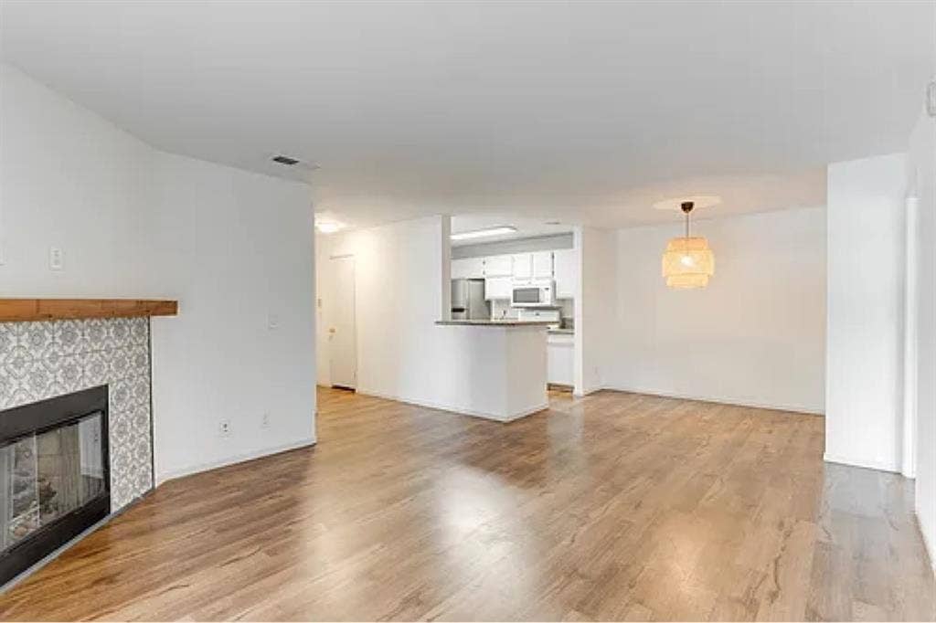 Large Master in 2 bd Apt