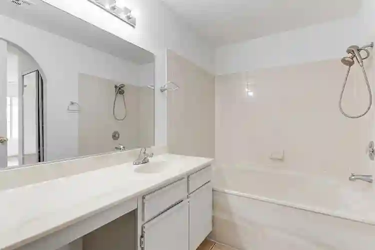 Large Master in 2 bd Apt