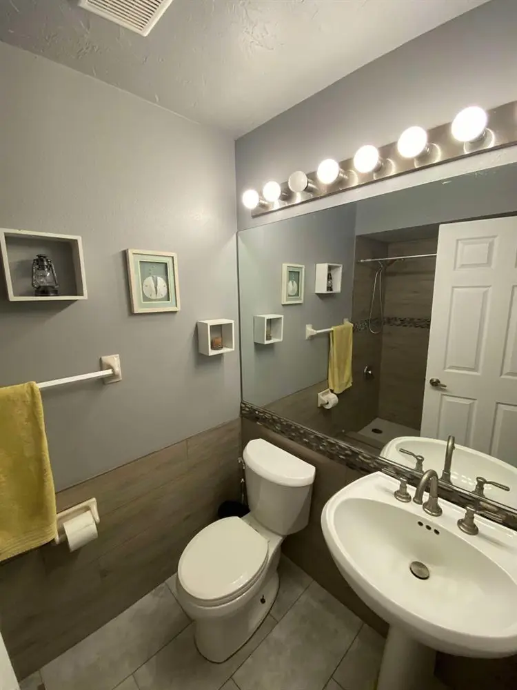 Private room in chill
lake house