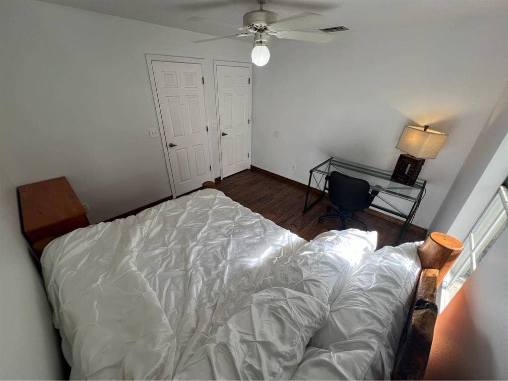 Private room in chill 
lake house