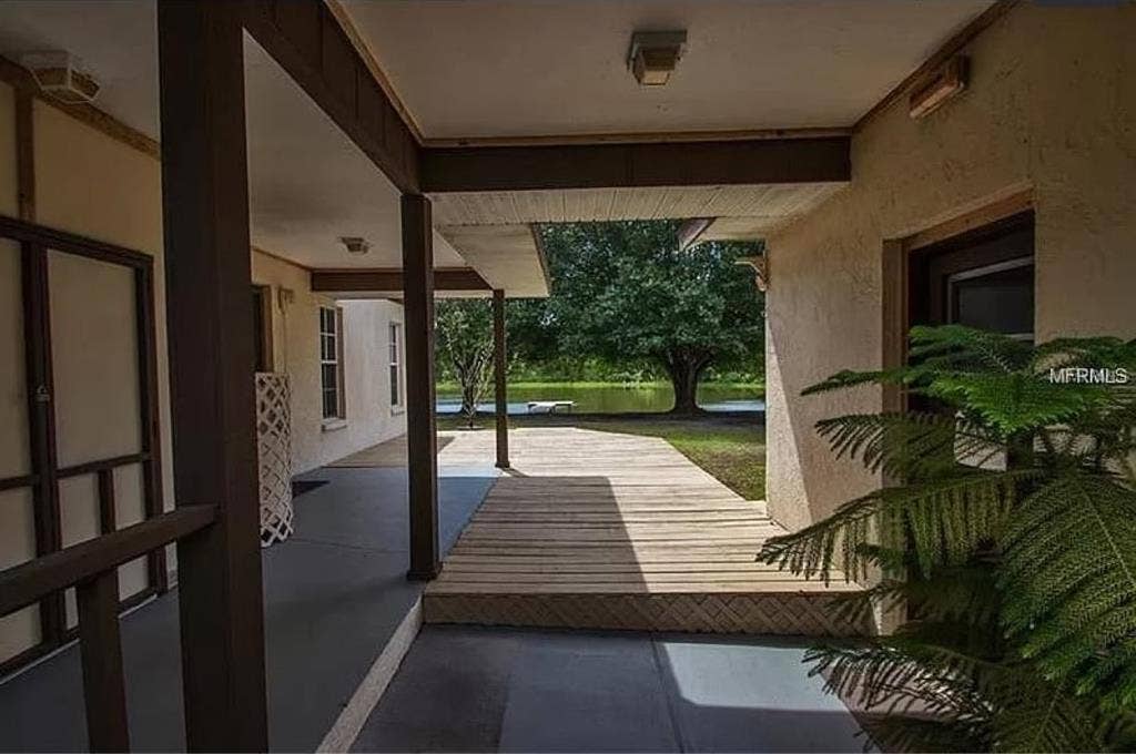 Private room in chill 
lake house