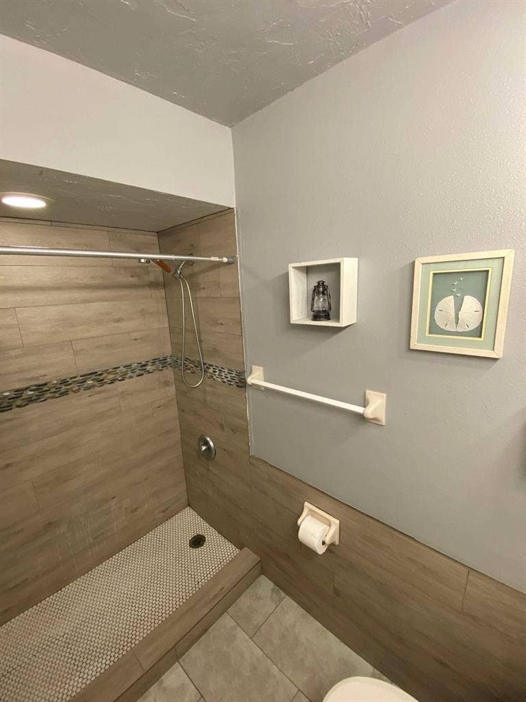 Private room in chill 
lake house