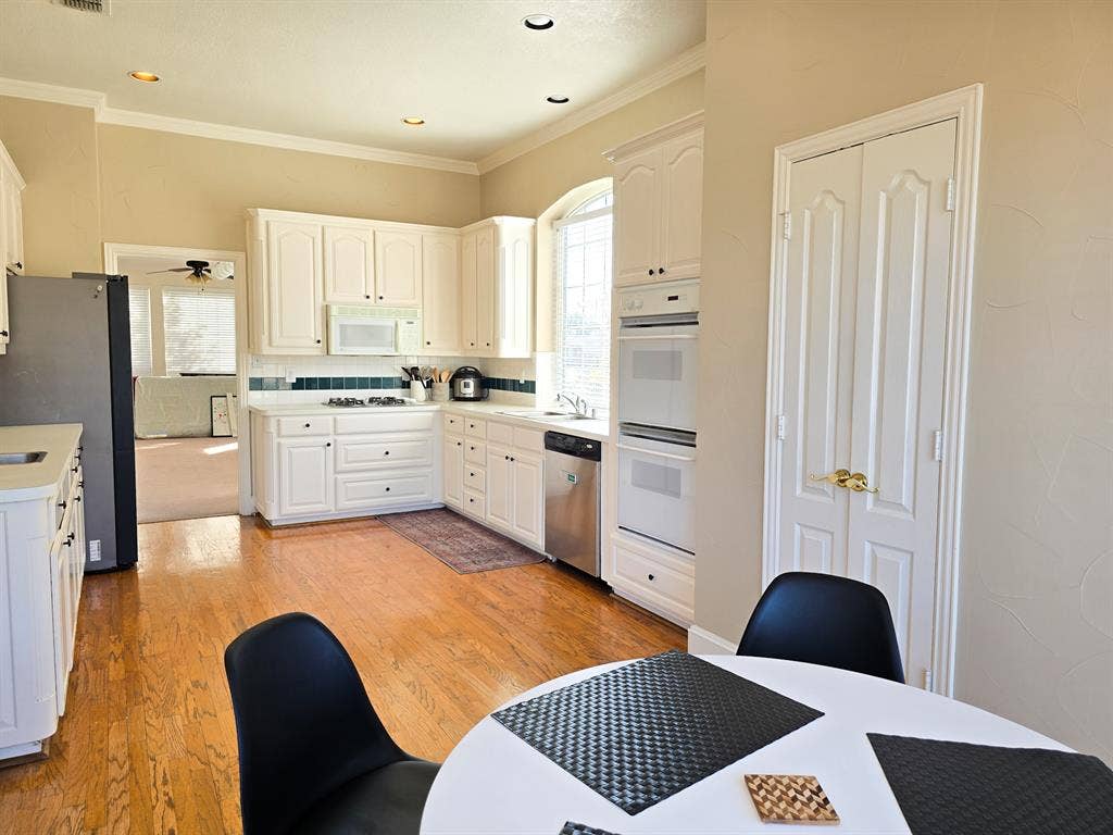 Bright, Sunny, Spacious Home PLANO