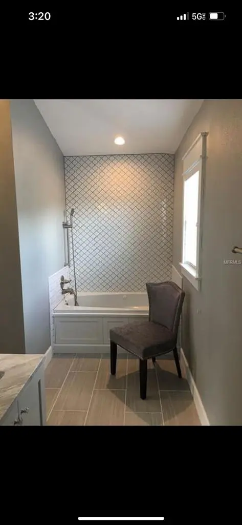 Master Bedroom w Private bathroom