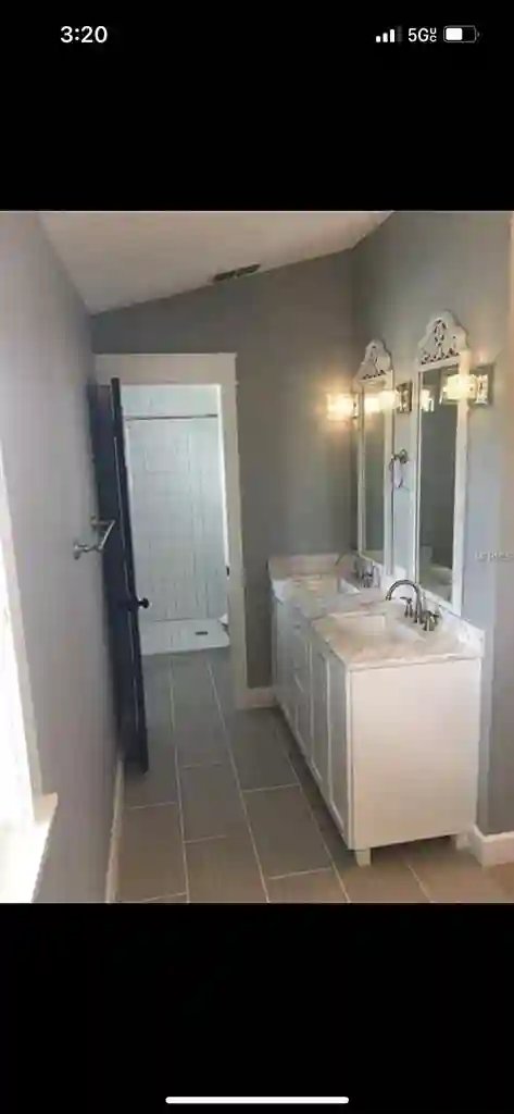 Master Bedroom w Private bathroom