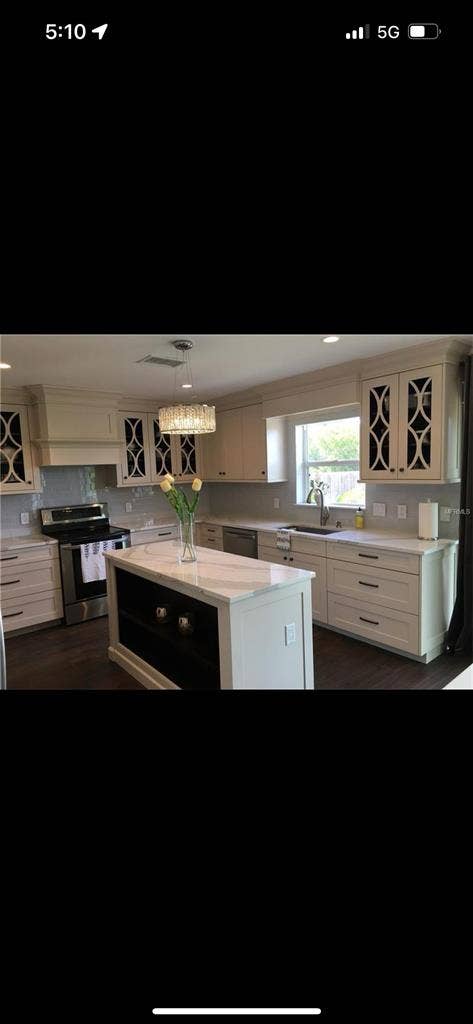 Master Bedroom w Private bathroom