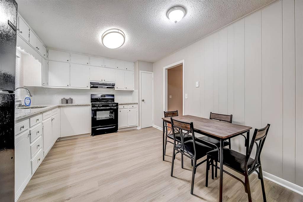 8 BR in Stone Mountain