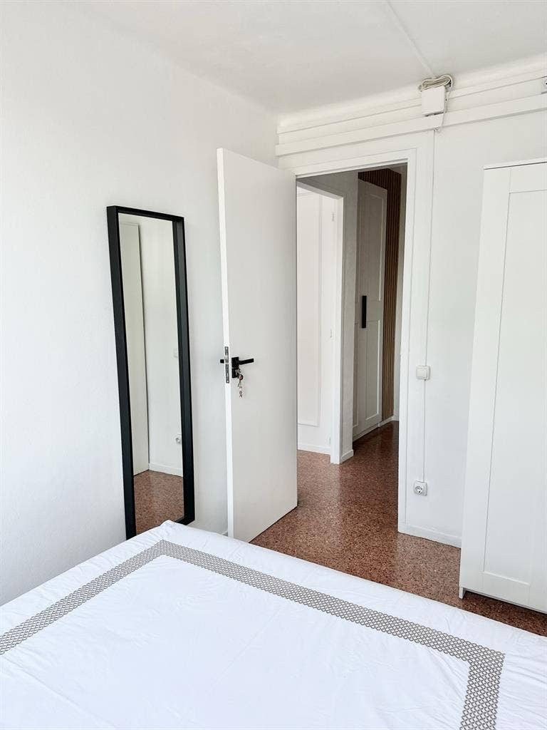 Ventana hacia calle y Calefacción