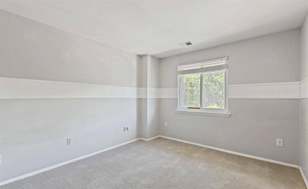 Cozy private room in Germantown.