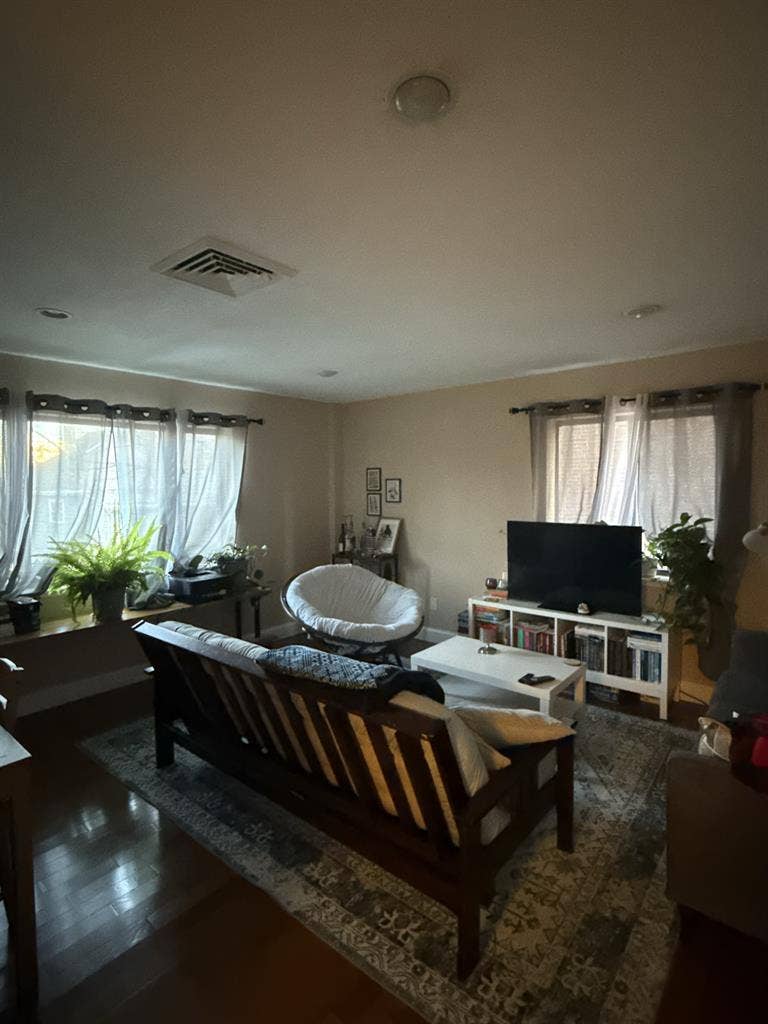 LOOKING FOR ROOMMATES!!!