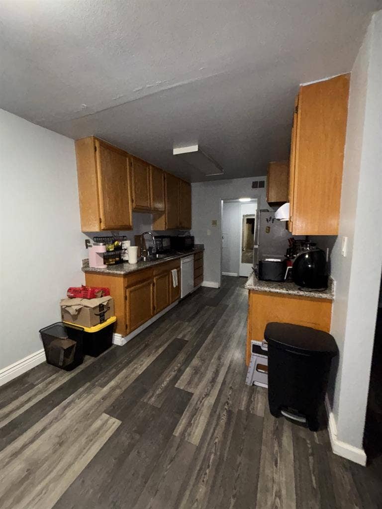 Master bedroom w/
Private bathroom