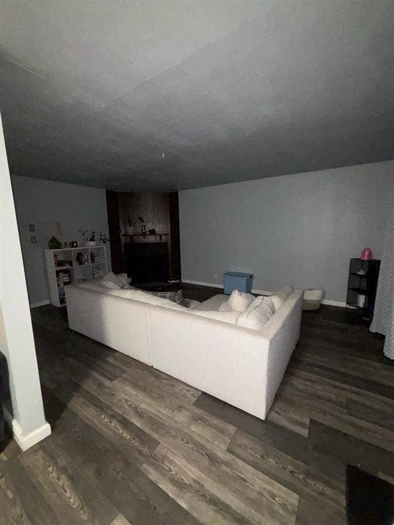 Master bedroom w/
Private bathroom