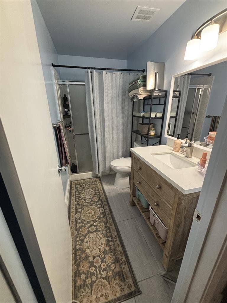 Master bedroom w/
Private bathroom