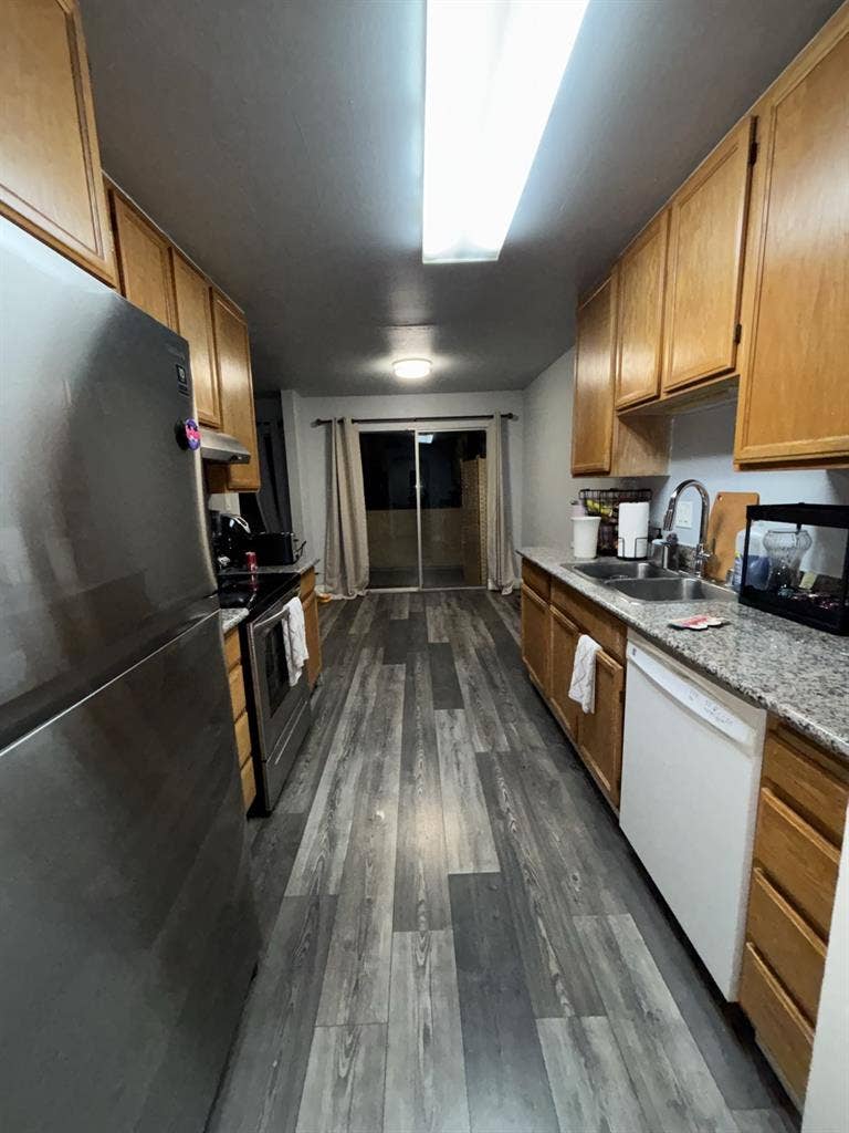 Master bedroom w/
Private bathroom