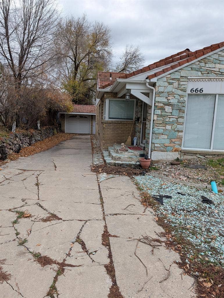 Looking for a roommate to take over