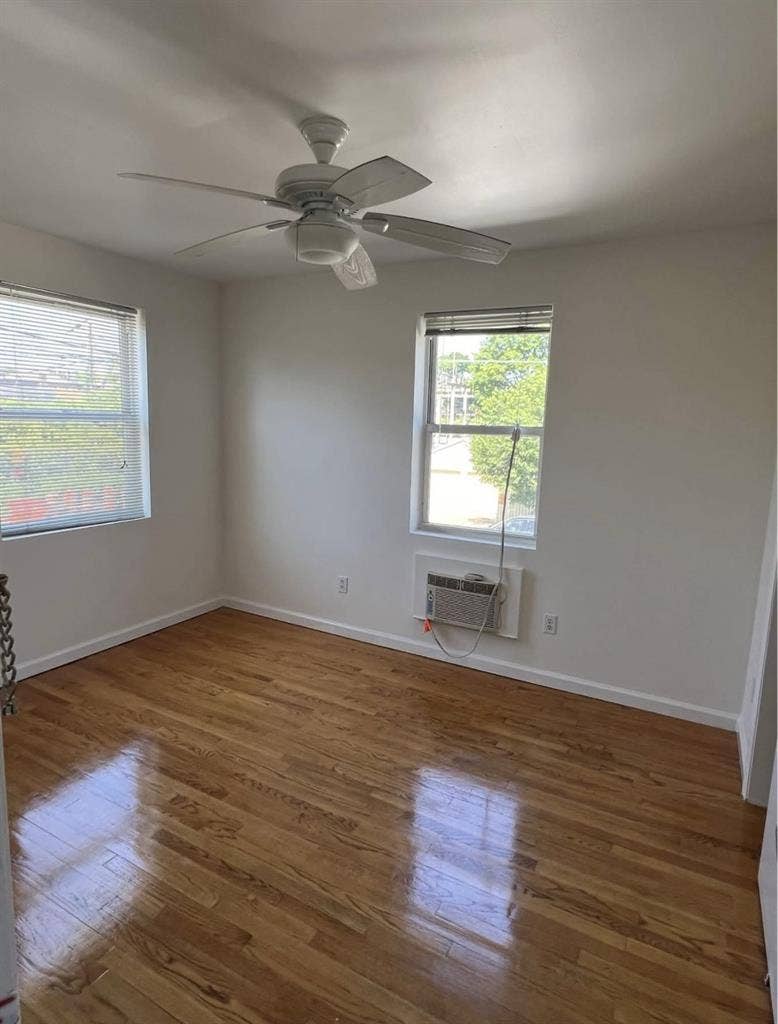 Private room for rent in Rego park