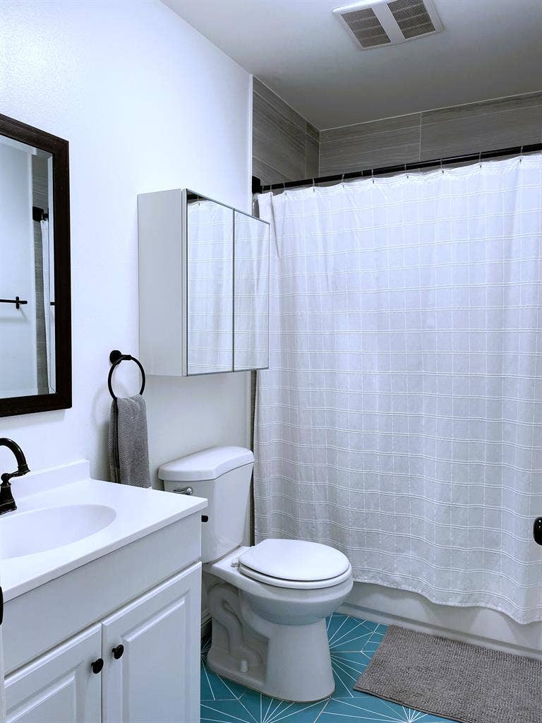 Furnished Coliving - Shared Bath